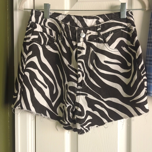 ** 3 for $20 ** Shein shorts and crop top outfit - Picture 2 of 7